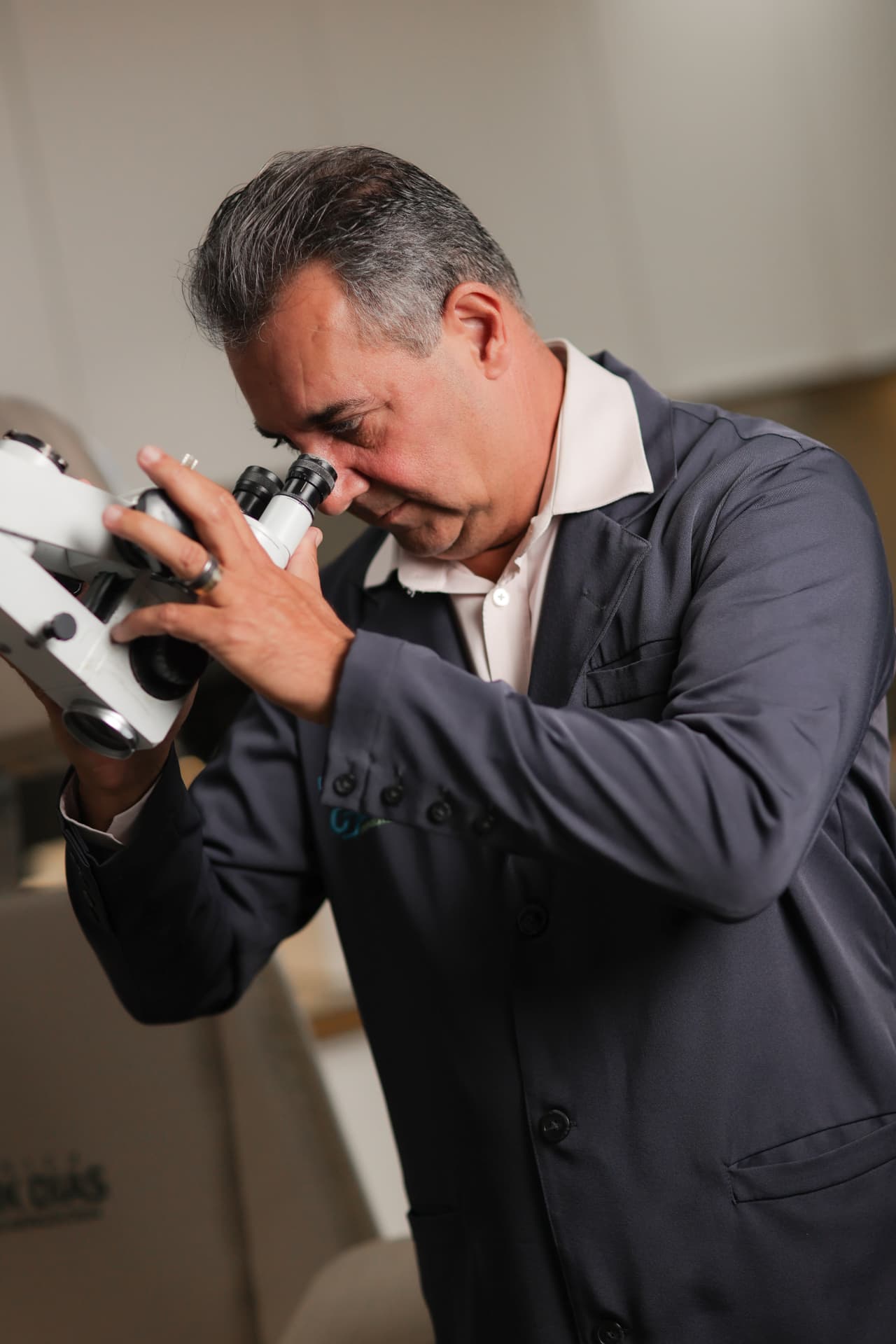 Dr. Antônio Bartolomeu Dias Júnior usando o microscópio otológico durante avaliação